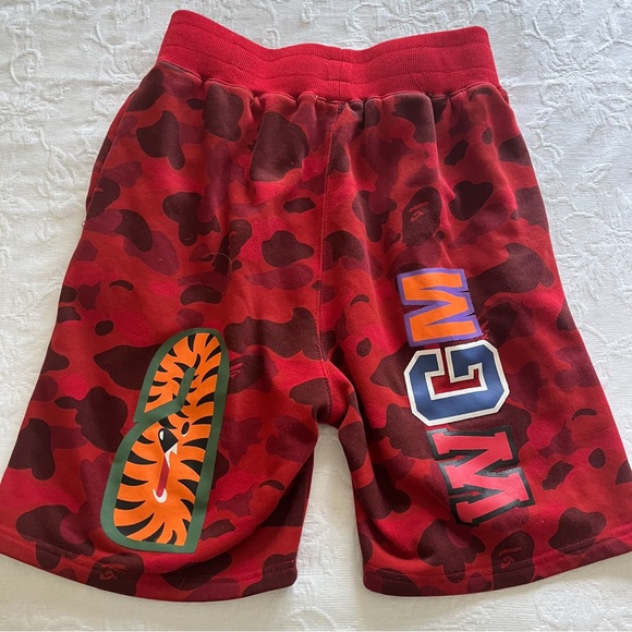 bape abc camo wgm print shark sweatshorts in red - Picture 2 of 5